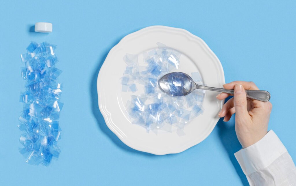 Plastik şişelerdeki su, mikroplastik parçacıklar içerebilir.