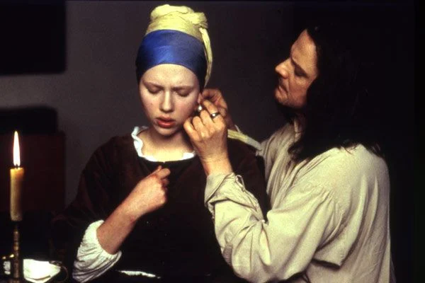 Scarlett Johansson’un başrolünde yer aldığı Girl with a Pearl Earring (2003) filmi, tablonun hikâyesine sinematik bir yorum getirerek esere olan küresel ilgiyi artırdı. Film, genç hizmetçi Griet ile Vermeer arasındaki hayal ürünü ilişkiyi merkeze alıyor.
