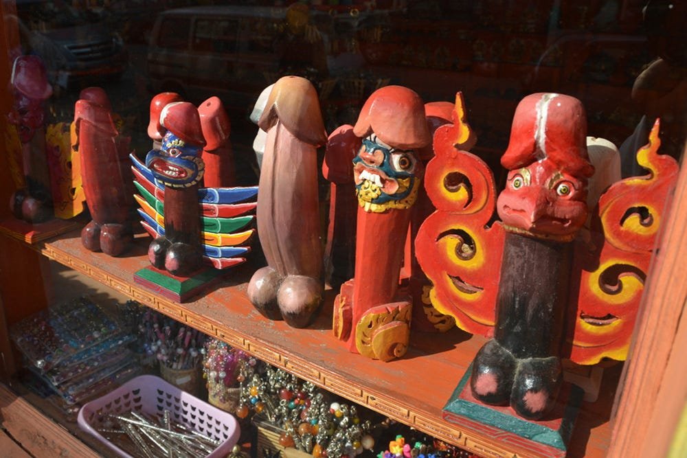 turistler için satılan fallus figürlü hediyelik eşya, geleneksel bereket ve koruma sembolünü yansıtıyor.