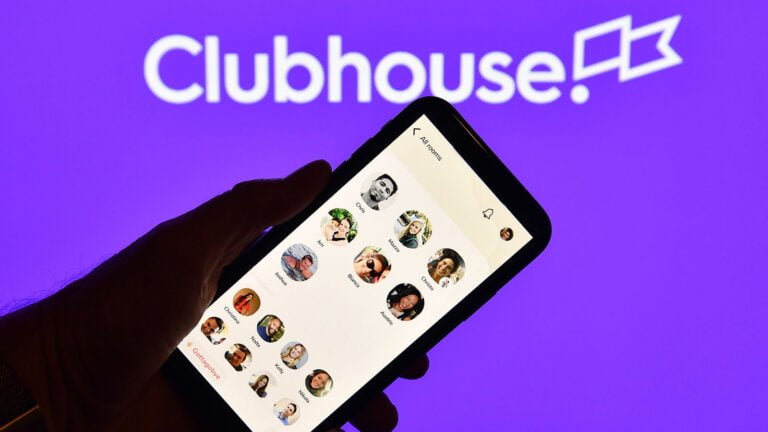 Clubhouse’da kullanıcılar artık canlı odaları kaydedip daha sonra paylaşabilecek