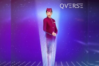 Sağ üstte QVERSE yazısı ve ortada sanal bir kabin görevlisi