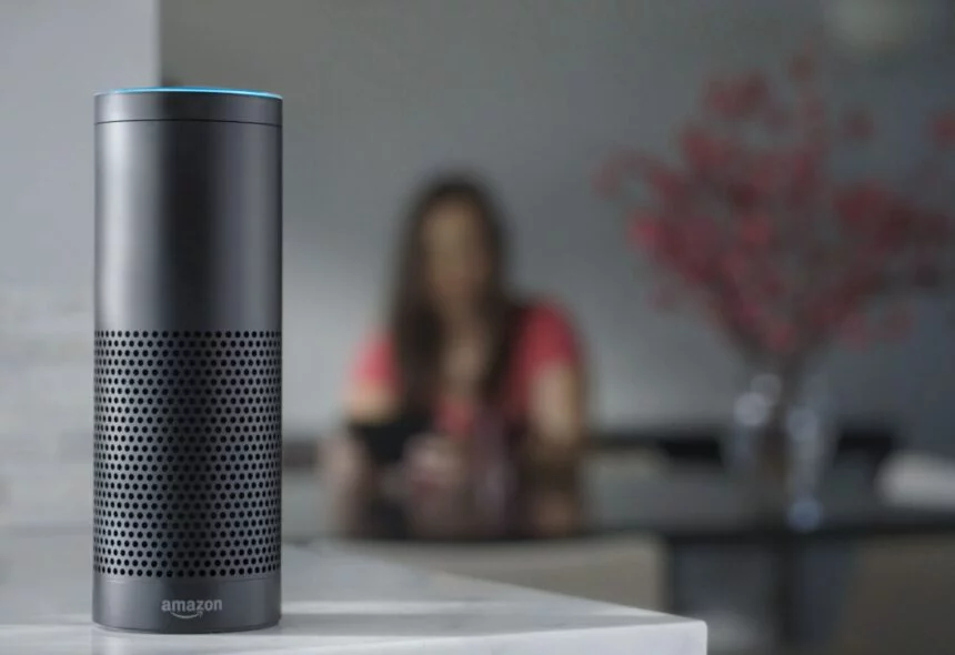 Alexa önde ve arka plan bulanık