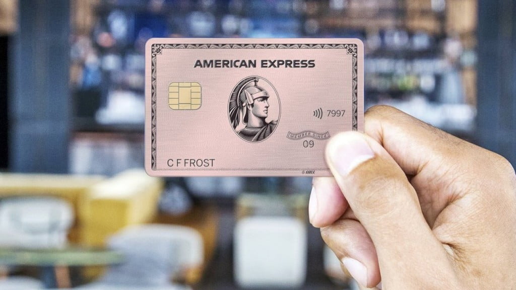 amex Bir American Express kartı tutan el