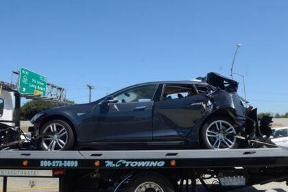 Orange County'de hurda olan bir Tesla