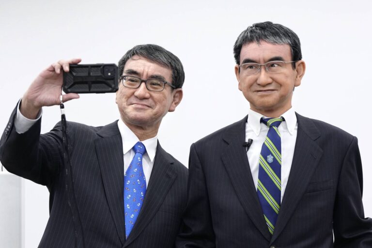 Japonya’nın Dijital Dönüşüm Bakanının Robotu Robo-Taro’ya Merhaba Deyin