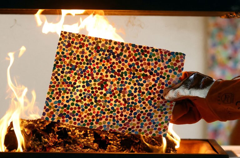 Damien Hirst NFT Alıcılarının Önünde Eserini Yaktı
