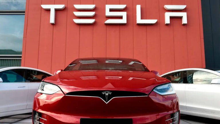 Tesla 300.000’den Fazla Aracını Geri Çağırıyor