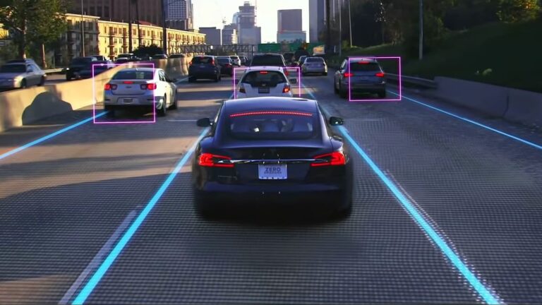 Zincirleme Kazaya Karışan Tesla Sürücüsü, Polise Otomatik Sürüş Yazılımının Arızalı Olduğunu Söyledi