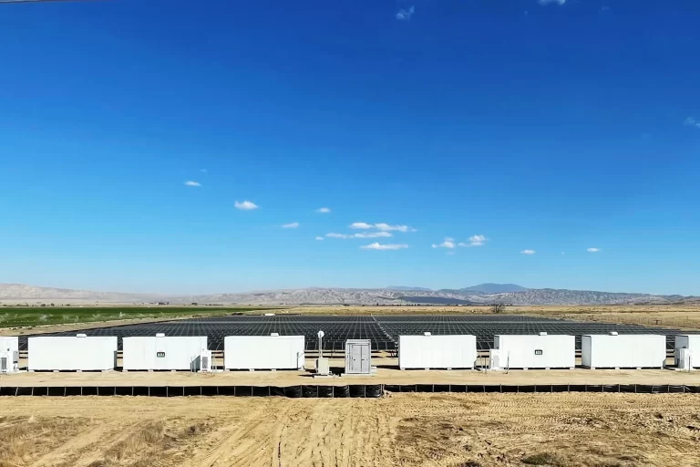 Milyonlarca Ev Pili Güneş Enerjisi Çiftliklerinde Tekrar Şarj Ediliyor