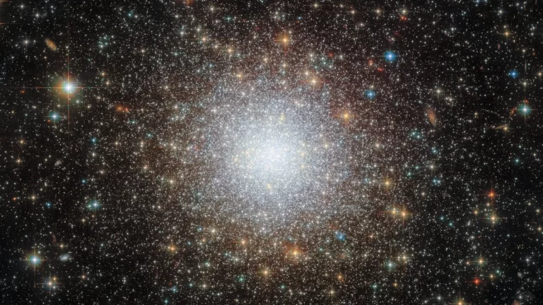 Hubble Teleskobu, NGC 221O Yıldız Kümesinin Görüntüsünü Bir Araya Getirdi