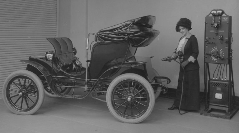 112 Yıl Önce Elektrikli Arabayı Şarj Eden Bir Kadının Görseli Ortaya Çıktı