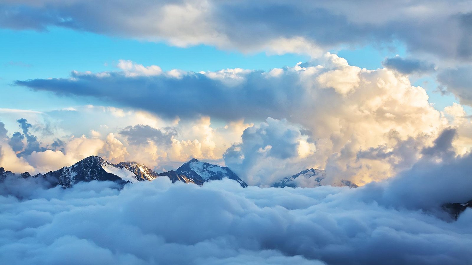 cloud_tops_aspot_AdobeStock