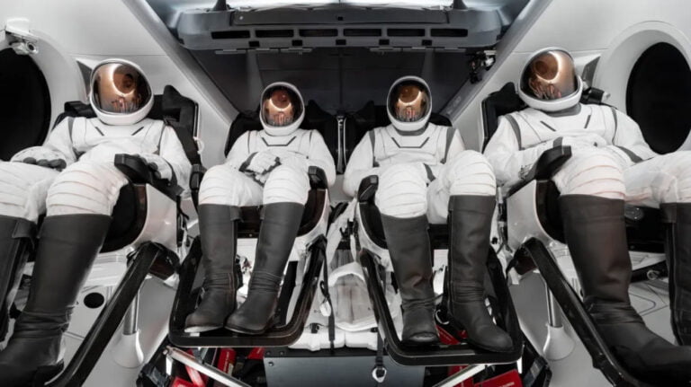 SpaceX, Yeni Astronot Kıyafetini Tanıttı