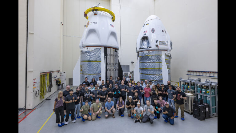 SpaceX, Polaris Dawn ve Crew-9 Görevleri İçin Dragon Kapsüllerini Sergiliyor!