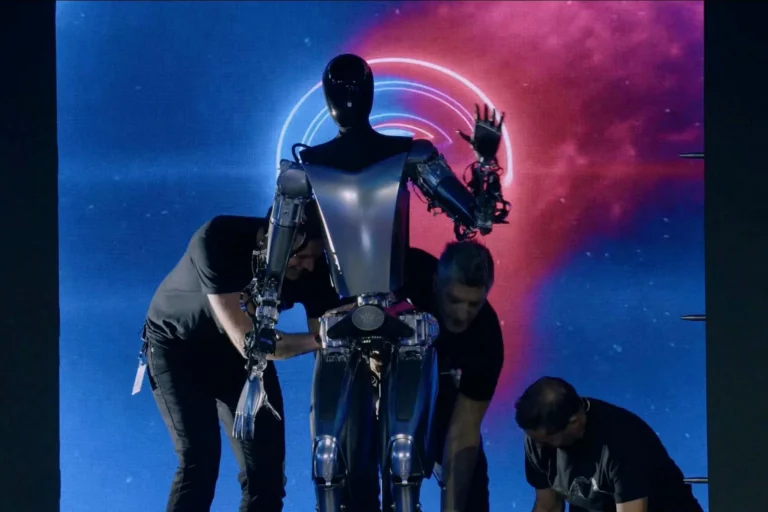 Tesla, İnsanları “Optimus” Robotlarını Eğitmek İçin Gece Vardiyasında Çalıştırıyor!