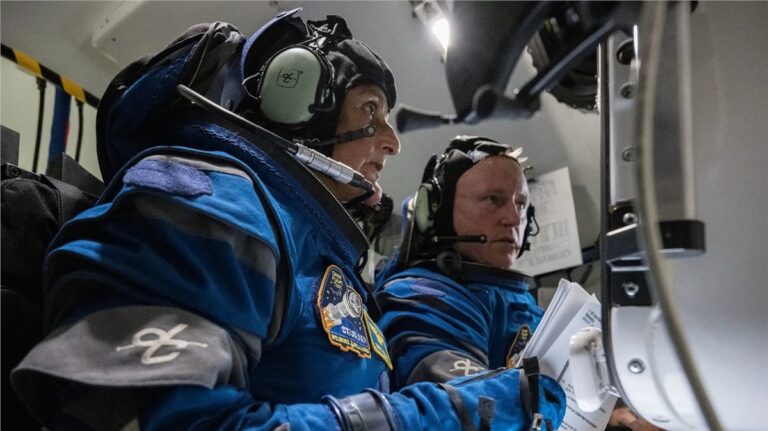 SpaceX Kapsülü, Mahsur Kalan Astronotlar İçin Uzay İstasyonuna Ulaştı