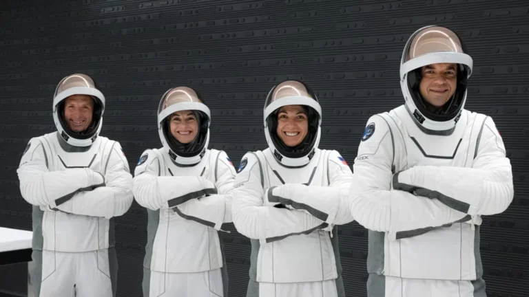 SpaceX, Polaris Dawn Astronotlarını Tarihi Uzay Yürüyüşü İçin Uzaya Fırlattı