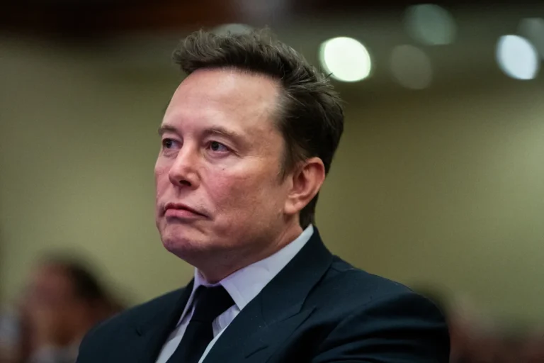 Elon Musk, InfoWars Hesaplarının The Onion’a Devredilmesine Karşı Çıkıyor