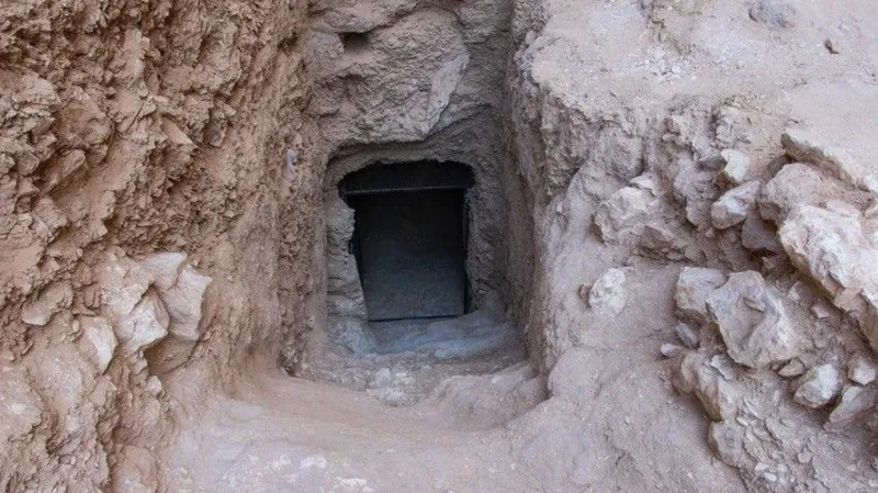 11cd0680-eee7-11ef-9cf8-5dc390817f3c.jpg Mısır bilimciler Kral II.Thutmose'nin mezarını keşfetti.
