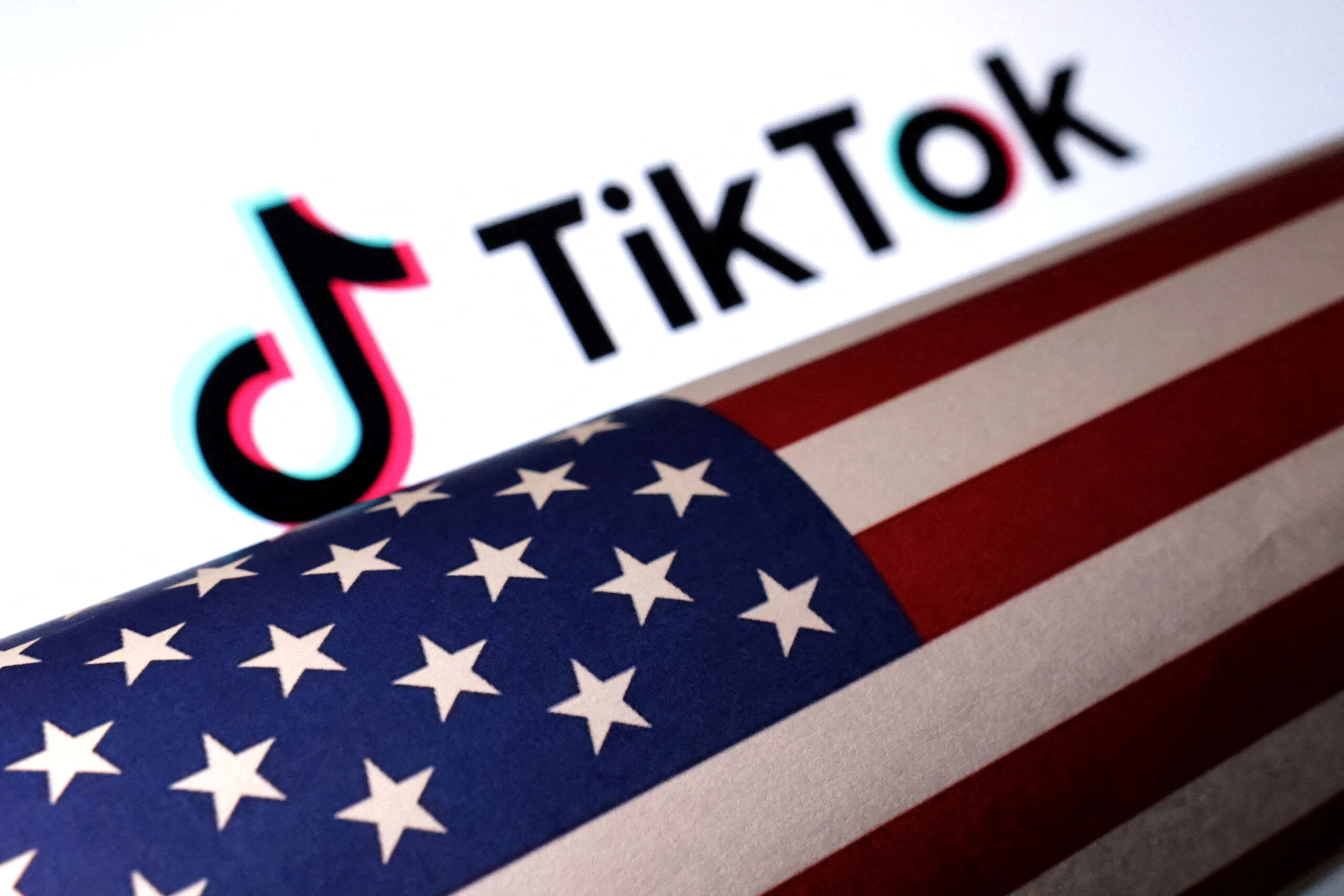 TikTok logo & USA Flag