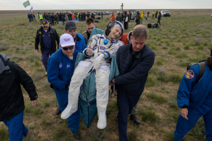 NASA'nın en yaşlı aktif astronotu Don Pettit, Uluslararası Uzay İstasyonu'nda geçirdiği 220 günün ardından döndükten kısa bir süre sonra tıbbi bir çadıra taşınıyor. Pettit ve Soyuz MS-26 mürettebat arkadaşları, Pettit'in 70. doğum gününde Kazakistan bozkırına indi.(Görsel kaynağı: NASA/Bill Ingalls)