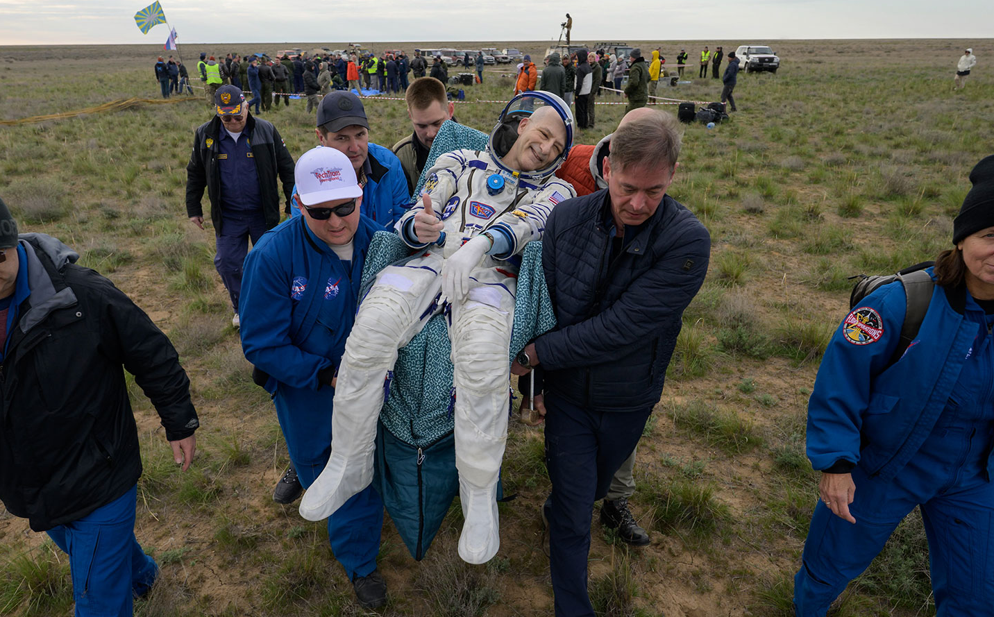 NASA'nın en yaşlı aktif astronotu Don Pettit, Uluslararası Uzay İstasyonu'nda geçirdiği 220 günün ardından döndükten kısa bir süre sonra tıbbi bir çadıra taşınıyor. Pettit ve Soyuz MS-26 mürettebat arkadaşları, Pettit'in 70. doğum gününde Kazakistan bozkırına indi.(Görsel kaynağı: NASA/Bill Ingalls) NASA'nın en yaşlı aktif astronotu Don Pettit, Uluslararası Uzay İstasyonu'nda geçirdiği 220 günün ardından döndükten kısa bir süre sonra tıbbi bir çadıra taşınıyor. Pettit ve Soyuz MS-26 mürettebat arkadaşları, Pettit'in 70. doğum gününde Kazakistan bozkırına indi.(Görsel kaynağı: NASA/Bill Ingalls)