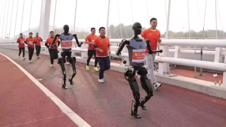 Tarihte İlk: Çin’de Bir Maratonda İnsanlar ve Robotlar Birlikte Yarıştı