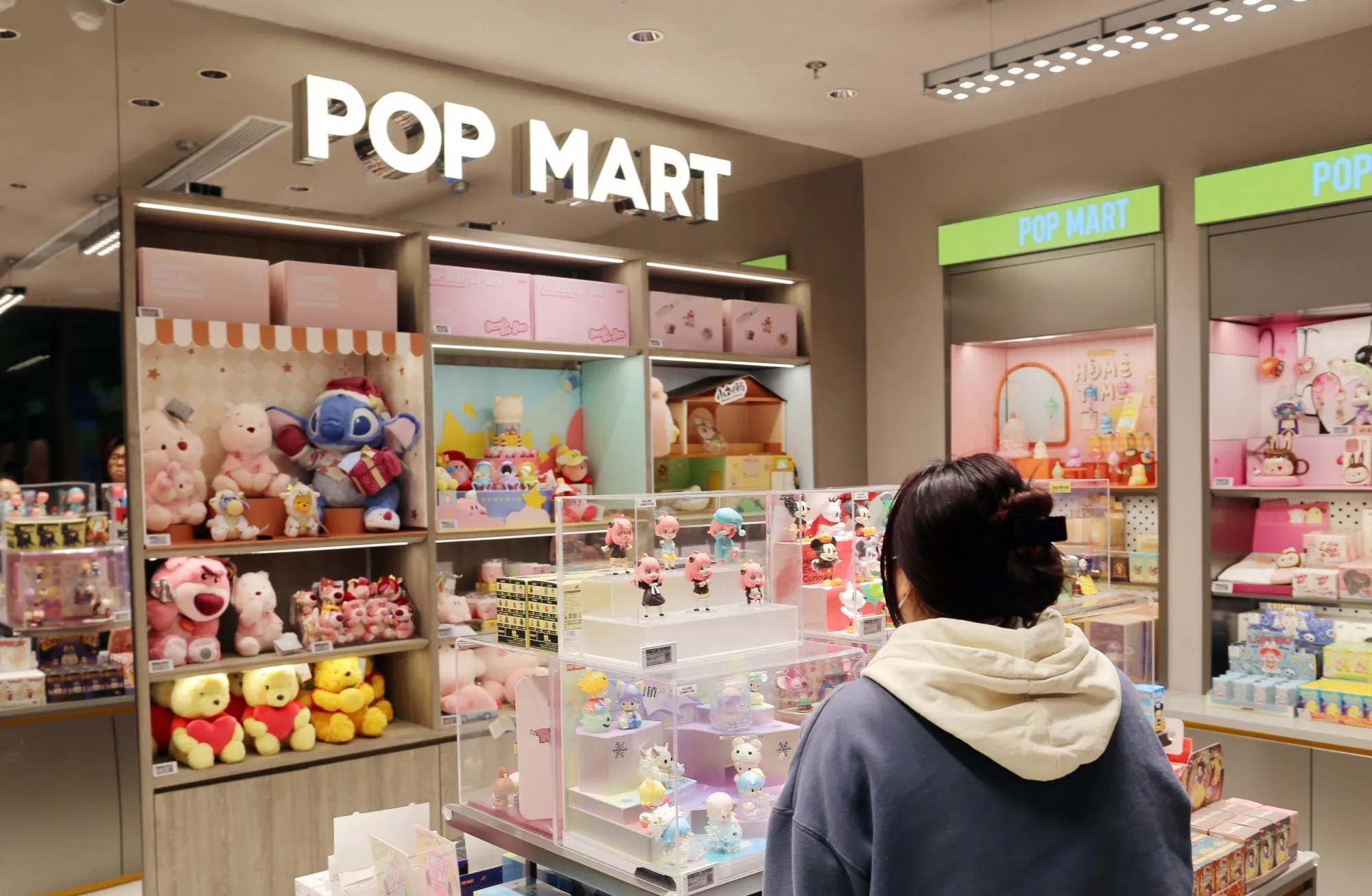 POP MART’ın mağazası, sürpriz kutular ve tasarım figürlerle dolu renkli bir alışveriş deneyimi sunuyor.