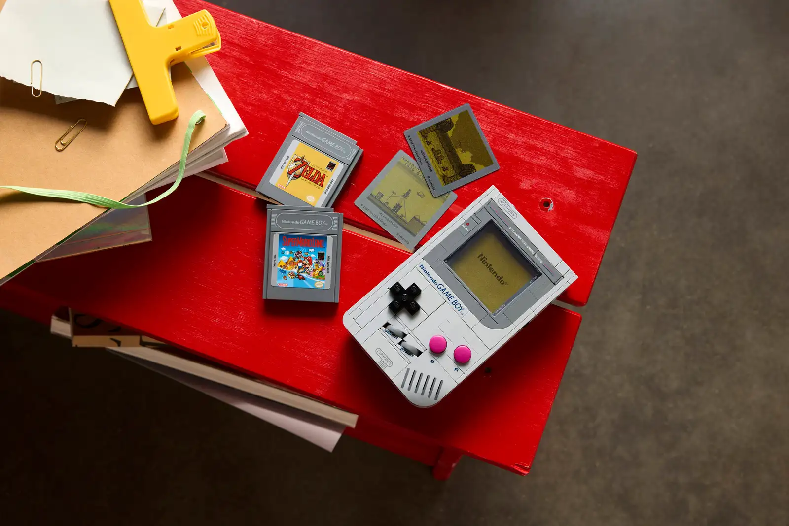LEGO’nun yeni seti, 1989 model Game Boy’un tuğla versiyonu. Lentiküler ekran, farklı açılardan bakıldığında iki sahne gösteriyor. Toplam 540 parçadan oluşuyor.