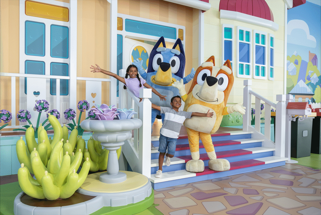 Bluey’s World deneyim alanından bir kare; ziyaretçilerin yürüyerek gezebildiği, dizideki sahnelerin birebir canlandırıldığı interaktif bir eğlence parkı.