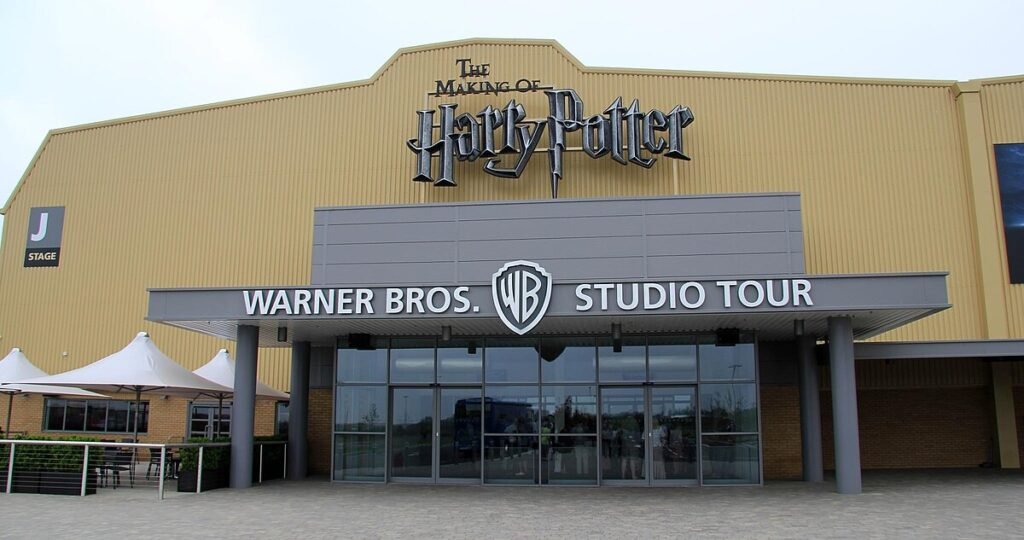 Warner Bros. Studios Leavesden’ın giriş kapısı. Yeni Harry Potter dizisi çekimleri bu stüdyoda gerçekleştiriliyor.