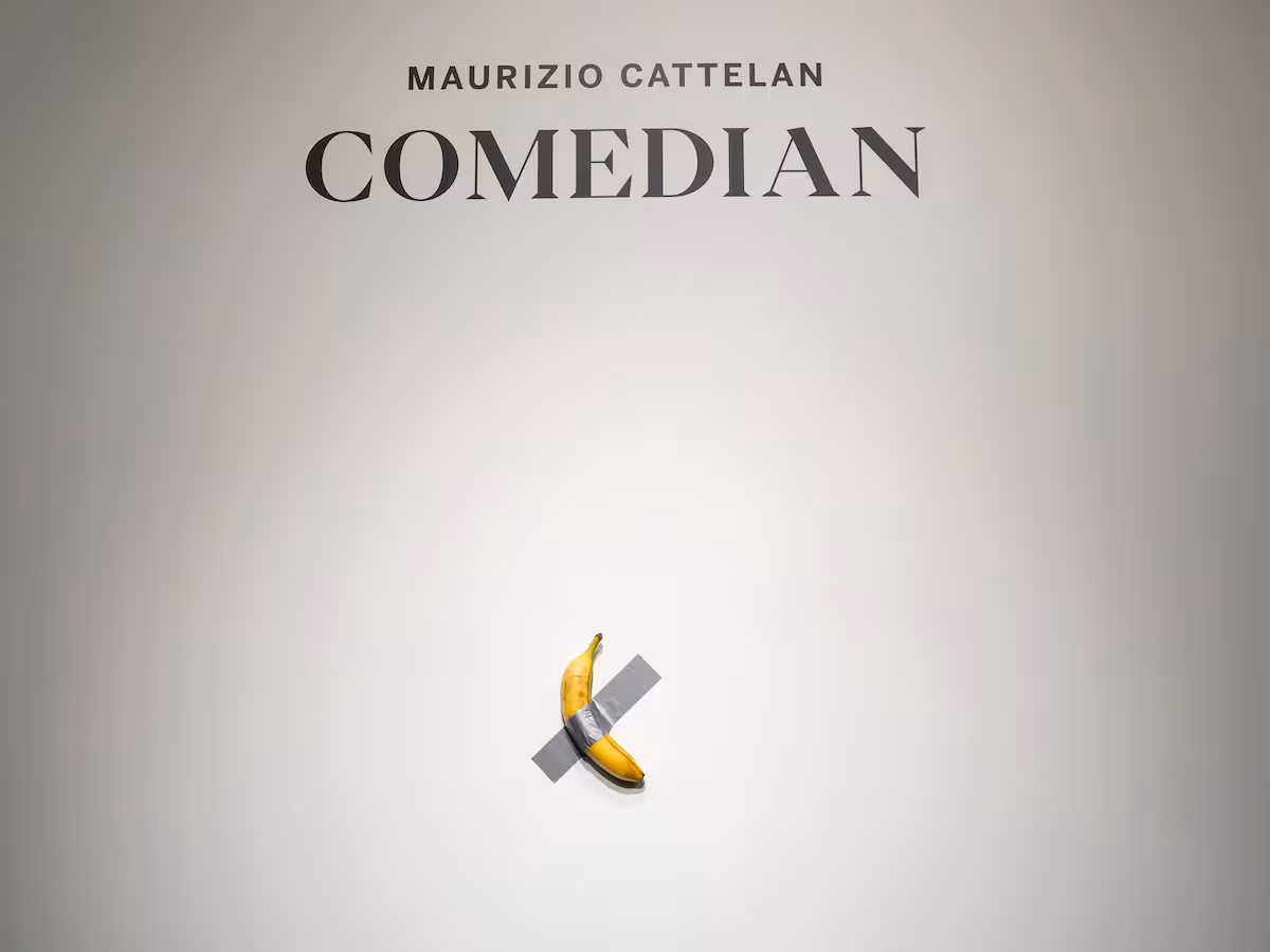 WD64TR6X3JGFNHNWJ4OFE5IMTY.jpg Maurizio Cattelan’ın 2019’da yarattığı ve gerçek bir muzun duvara bantlanmasıyla oluşan “Comedian” adlı performatif sanat eseri.