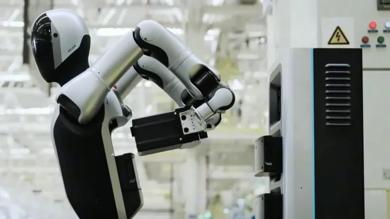 Kendi Pilini Değiştiren Robot: Walker S2