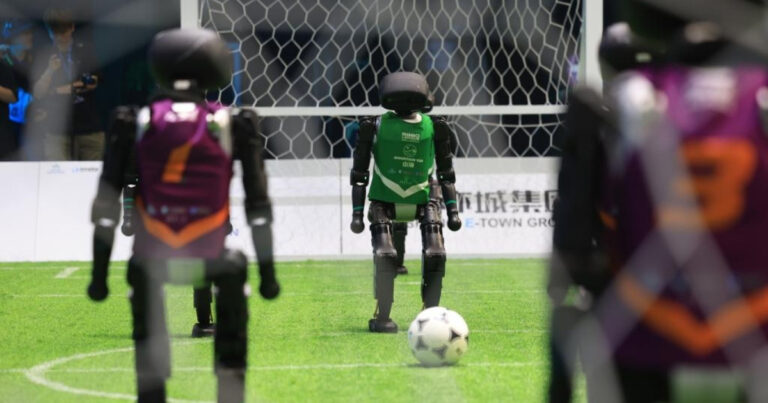 İlk Otonom Robot Maçı: 6 Robot, 1 Top