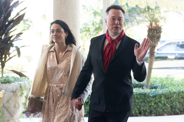 Tesla ve SpaceX'in CEO'su Elon Musk ile risk sermayedarı Shivon Zilis, Florida'nın Palm Beach kentindeki Mar-a-Lago'da.