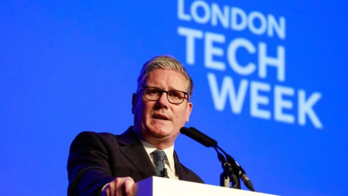 Keir_Starmer İngiltere Başbakanı Keir Starmer, 8 Haziran 2026'da Londra'da düzenlenen Londra Teknoloji Haftası'nda, hükümetin yeni teknoloji programları ile ilgili konuşma yaptı.