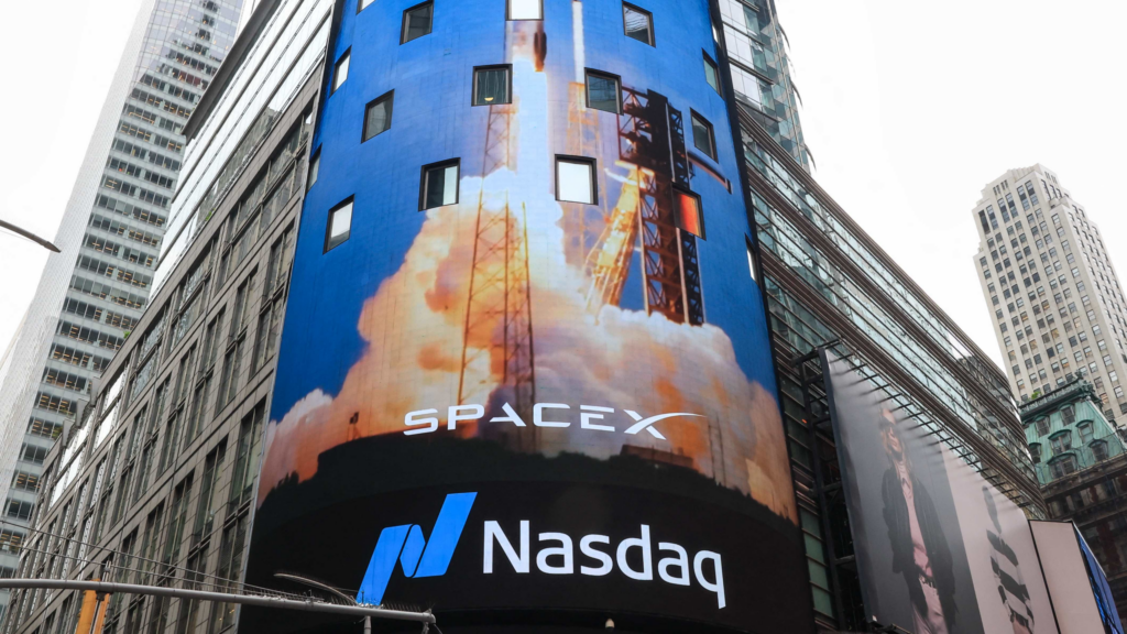 Elon Musk liderliğindeki roket şirketi, 11 Haziran'da hisselerini resmi olarak 135 dolardan fiyatlandırarak 555,6 milyon hisse arz etti. Bu fiyatlandırma, SpaceX'in değerini 1,78 trilyon dolar olarak belirledi.