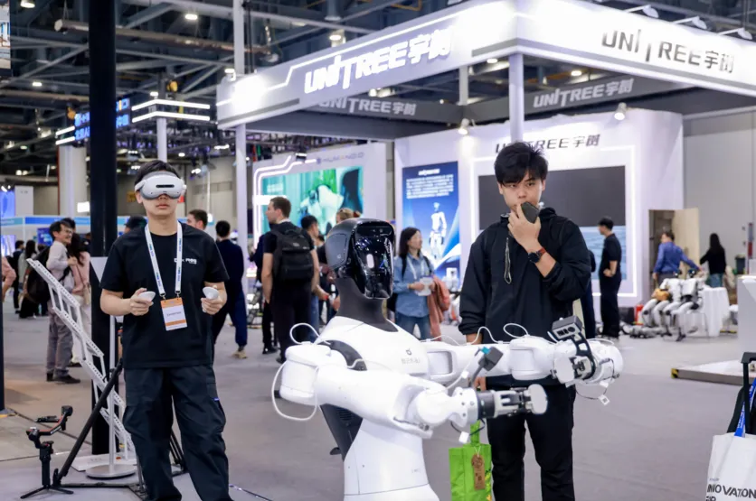 insansı robot üreticisi AgiBot, AgiBot G2'nin ilk yüz yüze tanıtımıyla makinelerin gerçek dünyada nasıl algılayabileceğini, plan yapabileceğini ve hareket edebileceğini ilk kez Kasım 2025'de IROS'da duyurmuştu.