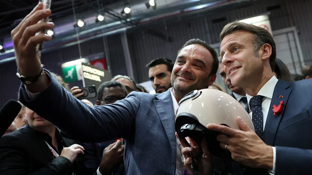 Jeff Bezos kadar olmasa da etkinliğin önemli konuklarından biri de Fransa Cumhurbaşkanı Emmanuel Macron idi.