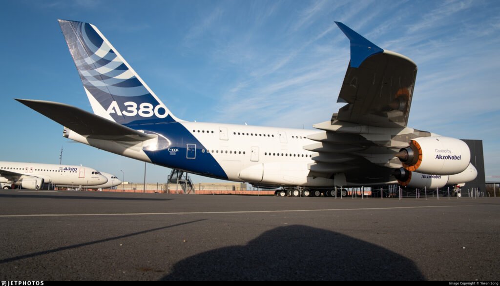 Airbus A380, Airbus tarafından üretilen, dünyanın en büyük geniş gövdeli yolcu uçağı.