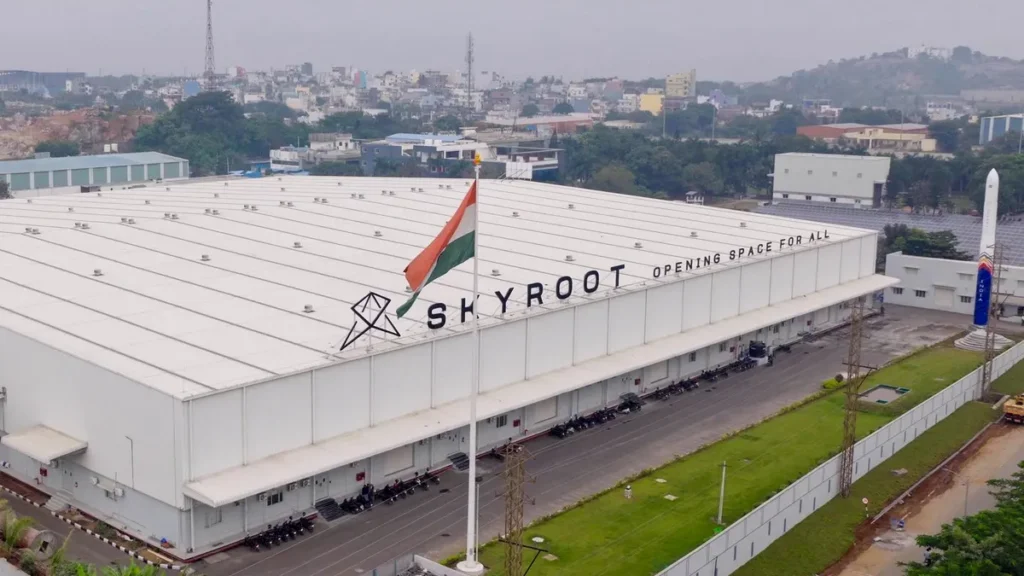 Hindistan'ın Haydarabad şehrinde bulunan Skyroot Aerospace'in Infinity Kampüsü'nün havadan görünümü; dışarıda şirketin Vikram-1 roketinin gerçek boyutlu bir modeli görülüyor.
