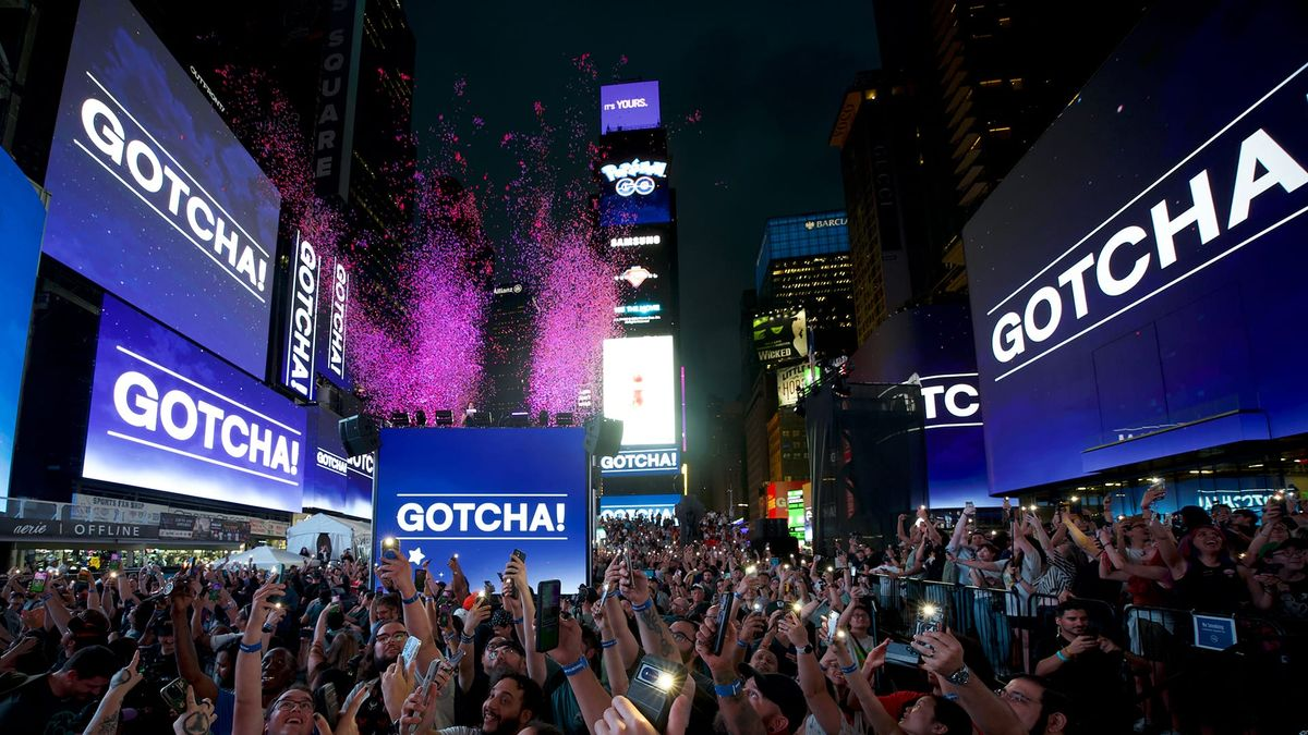Pokémon GO Çılgınlığı Bitmedi: Binlerce Oyuncu Mewtwo İçin Times Square’i Doldurdu