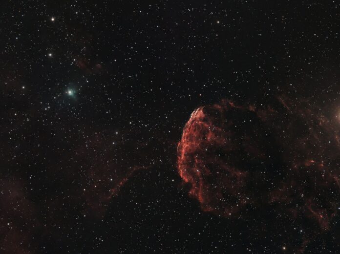IC 443 süpernova kalıntısı ve çevresi. IC 443 süpernova kalıntısı ve çevresi.