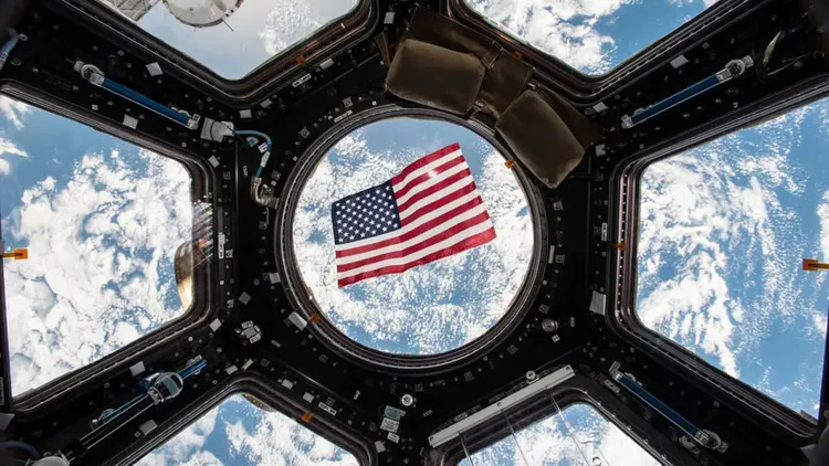 Uluslararası Uzay İstasyonu'nun kubbesinde bir Amerikan bayrağı.