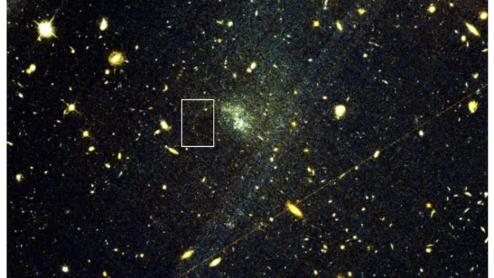 Hubble Uzay Teleskobu'nun küresel yıldız kümesinin yıldız akışını gösteren görüntüsü. (Görsel kaynağı: Hubble Uzay Teleskobu ve Holm vd.)
