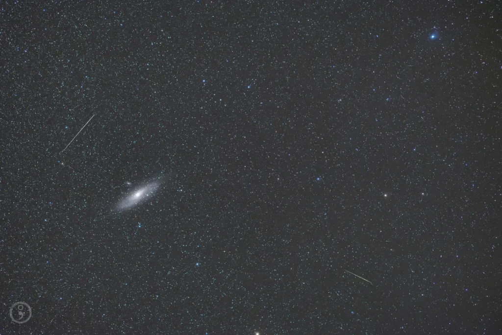 Bu, dürbünle kolayca elde edebileceğiniz tipik bir Andromeda galaksisi (M31) görüntüsü, ancak karanlık gökyüzü ve bakışları başka yöne çevirmek ayrıntıları daha iyi görmenizi sağlar.(Görsel kaynağı: space.com)
