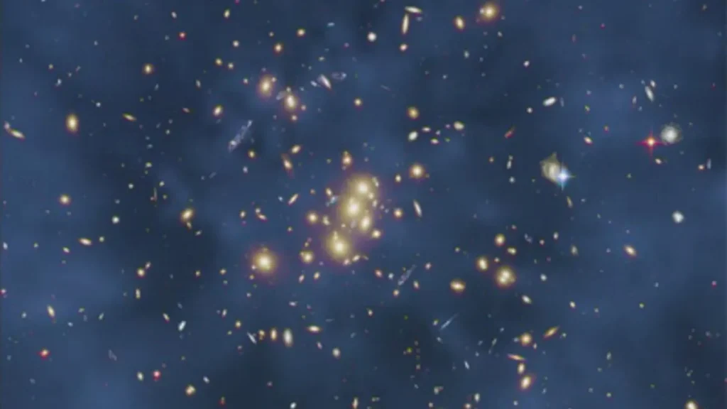 5 milyar ışık yılı uzaklıktaki ZwCl0024+1652 galaksi kümesinin etrafında, karanlık madde halkası (Hubble Uzay Teleskobu tarafından sahte renklerle görüntülenmiştir), konumu yerçekiminden çıkarılmıştır.(Görsel kaynağı: NASA/ESA/M. Jee ve H. Ford (Johns Hopkins Üniversitesi).)