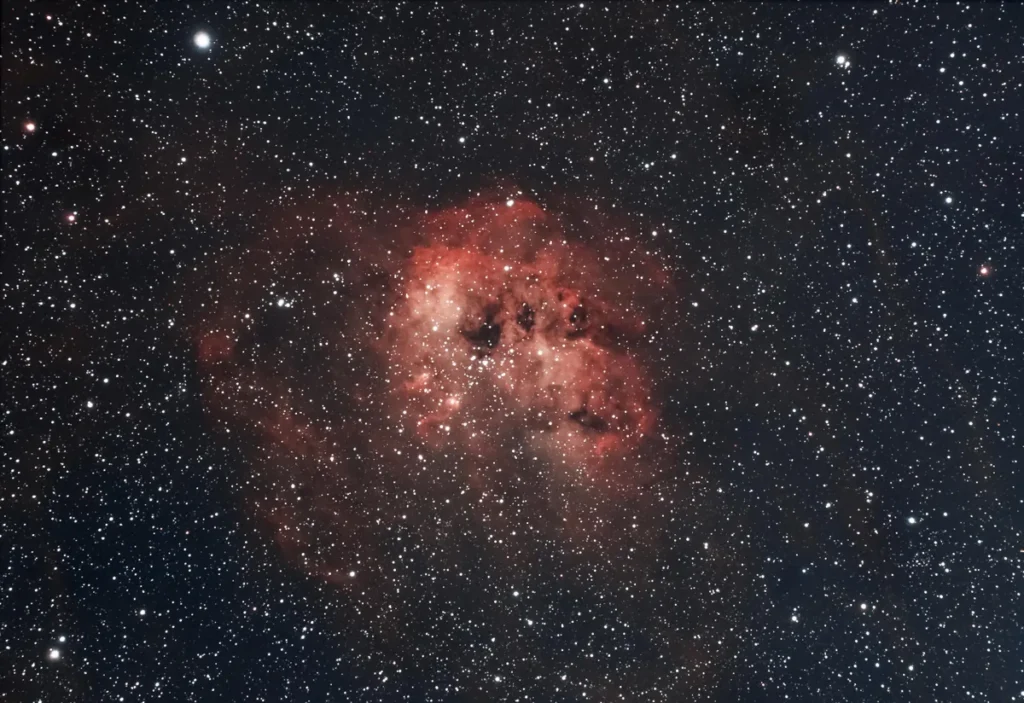 Auriga takımyıldızındaki kurbağa yavrusu bulutsusu, IC 410. Bunu dürbünle görmek için bakışları yana çevirmek, güçlü bir büyütme ve bir tripod şart.(Görsel kaynağı: space.com)