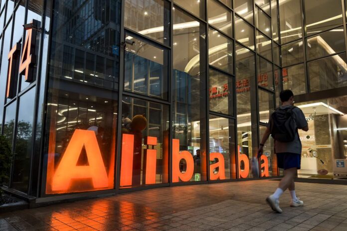 Alibaba merkez binası önünde yürüyen kişiler