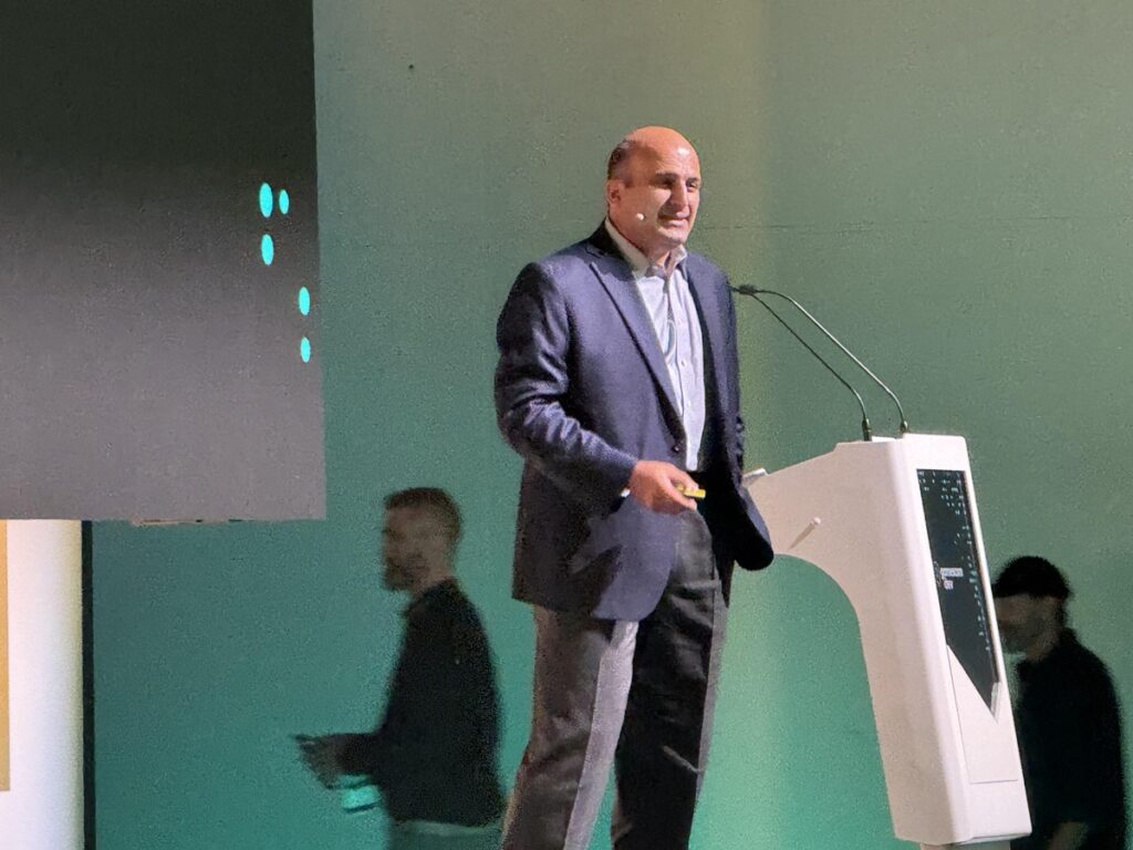 Amir Satvat, Gamescom Dev'de açılış konuşmasını yaptı. Kaynak: GamesBeat/Dean Takahashi